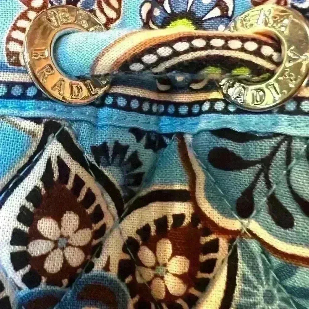 Vera Bradley drawstring bag.  Excellent Used Condition - Picture 4 of 6